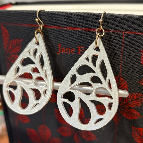 Tear drop‎ lazer cut white resin with clear coat finish earrings - Picture 4 of 9